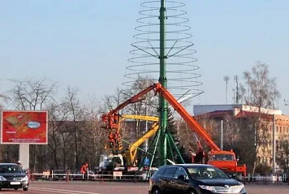 Монтаж новогодней елки на площади Ленина
